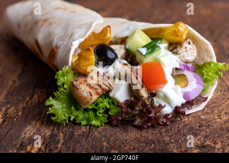 dürüm avvolgimento a sandwich su legno Foto Stock