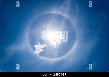 Santa Clara, Cuba. 03 maggio 2019: un alone solare visibile nel cielo a 13:29:51 Tempo di Cuba Foto Stock