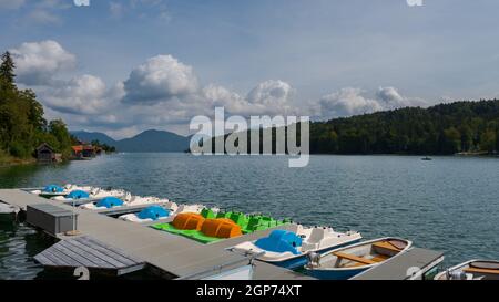 Noleggio pedalò sul molo sul lago di montagna Walchensee in Baviera, Germania, in giornata di sole con casa barca Foto Stock