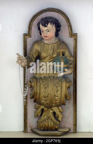 Angelo, statua sull'altare maggiore nella chiesa parrocchiale di Sant'Antonio l'Ermita in Slavetic, Croazia; Foto Stock