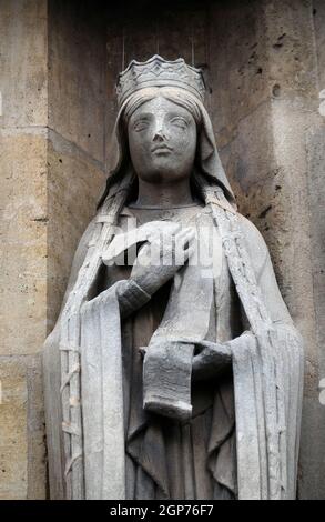 Santa Clotilde statua sul portale del Saint Germain l'Auxerrois chiesa a Parigi, Francia Foto Stock