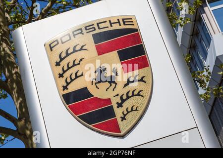 Stoccarda, Germania - 22 aprile 2020: Il simbolo del logo Porsche è la sede centrale di Stoccarda Zuffenhausen, Germania. Foto Stock