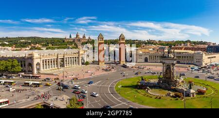 Barcellona, Catalogna Spagna - 26 luglio 2019: Vista aerea sul tetto di Placa d'Espanya o Plaza de Espana, Piazza di Spagna e Fontana di Montjuic in estate Foto Stock