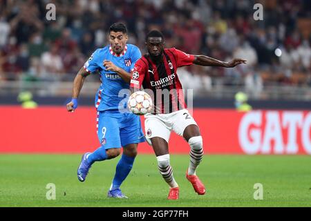 Fikayo Tomori di AC Milan e Luis Suarez di Atletico Madrid combattono per la palla durante la partita UEFA Champions League Group B tra AC Milan e Atletico Madrid allo Stadio Giuseppe Meazza il 28 settembre 2021 a Milano. Foto Stock