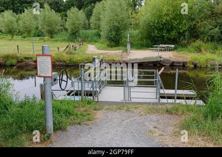 Traghetto semovente attraverso Niers, Wachtendonk, distretto di Kleve, Renania settentrionale-Vestfalia, Germania Foto Stock