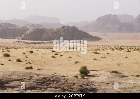 Deserto di Wadi Rum, Giordania. Designazione come sito patrimonio dell'umanità dell'UNESCO. Parco nazionale all'aperto. Avventure offroad viaggio sfondo. Foto Stock