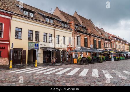 KAUNAS, LITUANIA - 17 AGOSTO 2016: Vecchi edifici nella piazza del Municipio di Kaunas, Lituania Foto Stock