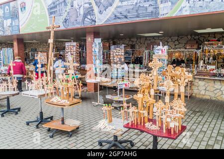 SIAULIAI, LITUANIA - 18 AGOSTO 2016: Bancarelle di souvenir alla collina delle croci, luogo di pellegrinaggio nella Lituania settentrionale Foto Stock