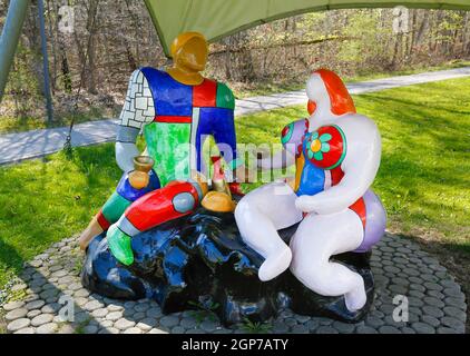 Scultura Adamo ed Eva, artista Niki de Saint Phalle, Art Trail, Ulm, Baden-Wuerttemberg, Germania Foto Stock