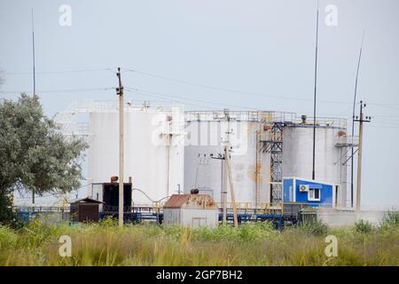 I serbatoi di stoccaggio di prodotti petroliferi. Raffineria di apparecchiature. Foto Stock