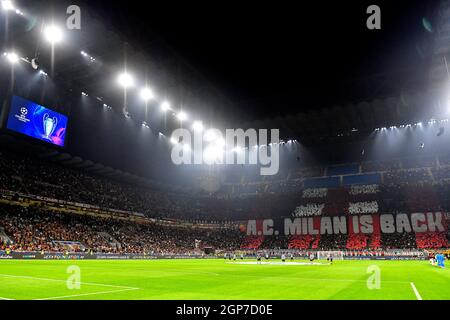 Milano, Italia. 28 settembre 2021. Tifosi milanesi durante la partita di calcio del gruppo B UEFA Champions League tra AC Milan e Atletico Madrid allo stadio San Siro di Milano, 28 settembre 2021. Foto Andrea Staccioli/Insidefoto Credit: Ininsidefoto srl/Alamy Live News Foto Stock