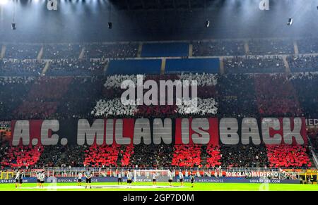 Milano, Italia. 28 settembre 2021. Tifosi milanesi durante la partita di calcio del gruppo B UEFA Champions League tra AC Milan e Atletico Madrid allo stadio San Siro di Milano, 28 settembre 2021. Foto Andrea Staccioli/Insidefoto Credit: Ininsidefoto srl/Alamy Live News Foto Stock