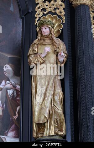 Santa Teresa, statua sull'altare della Madonna Addolorata, chiesa parrocchiale dell'Immacolata Concezione della Vergine Maria a Lepoglava, Croazia Foto Stock