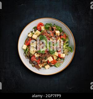 Insalata di manzo tirata con pomodori ciliegini e verdure verdure sano concetto di cibo. Foto Stock