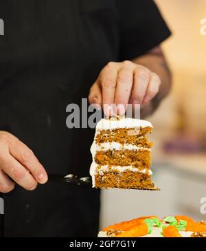 Torta di carote con glassa di formaggio cremoso e un po' di carote sulla parte superiore Foto Stock