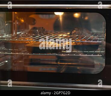 Tre le torte di carote in forno, la luce ambientale. Foto Stock