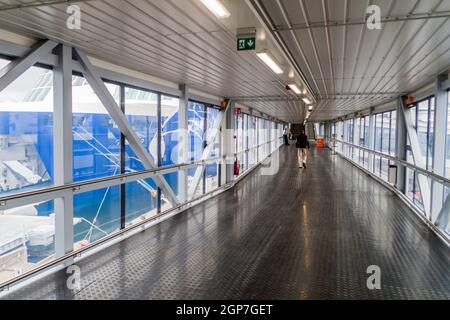 TALLINN, ESTONIA - 24 AGOSTO 2016: Ponte di imbarco passeggeri presso il terminal passeggeri A di un porto di Tallinn. Foto Stock