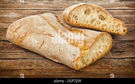 La ciabatta cotto al forno, pane italiano sul tavolo di legno Foto Stock