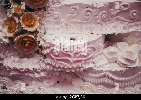 Primo piano di una bella torta nuziale decorata con fiori Foto Stock