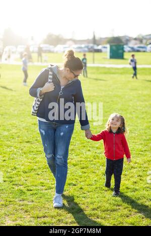 Zia e nipote a piedi sorridente nel parco su una giornata di primavera. Foto Stock