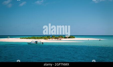 Striscia di sabbia nelle Maldive, visto dalla barca. Foto Stock