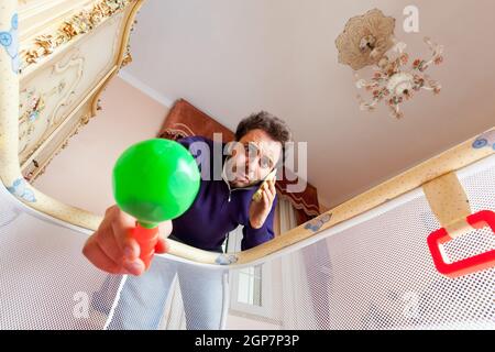 Disperata giovane padre mentre parlano al telefono. Foto Stock