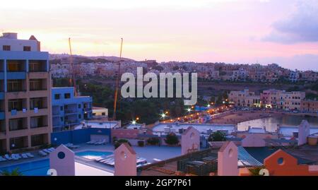Tramonto di Paceville, Saint Julians Bay di Malta. Foto Stock