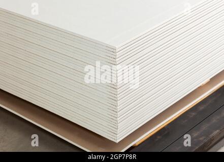 Impilatura di bianco i pannelli in gesso, muro a secco o cartongesso. Foto Stock