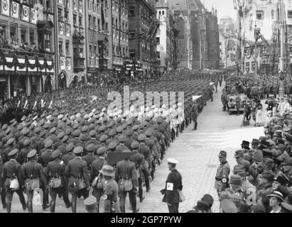 LENI RIEFENSTAHL (1902-2003) regista e attrice tedesca con il suo equipaggio di telecamere accanto all'auto di Hitler al Rally di Norimberga 1934 Foto Stock