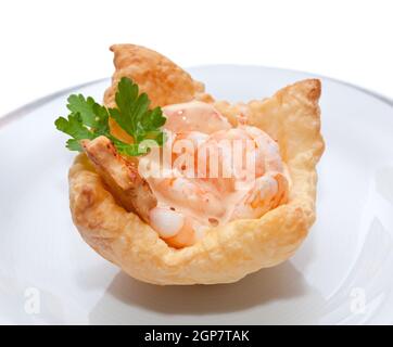 Cocktail di gamberetti in pasta sfoglia sulla tavola del Natale. Foto Stock