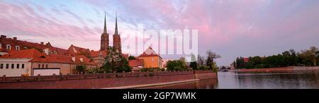 Vista serale dell'isola di Tumski con la Cattedrale di San Giovanni Battista attraverso il fiume Oder, città di Breslavia in Polonia Foto Stock