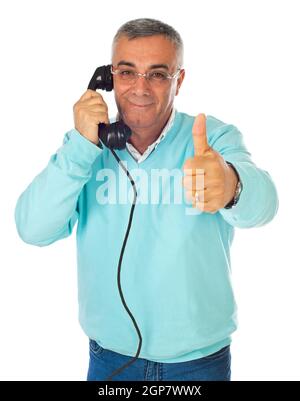L uomo mentre si parla con il vecchio telefono in bachelite su bianco. Foto Stock