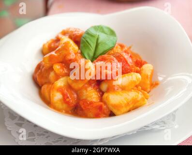 Gnocchi caserecci, italiano di patate, pasta ricetta sorrentina. Foto Stock