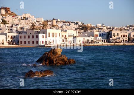 Bella isola greca Mykonos mare e tradizionali bulidings in Grecia. Mykonos si trova nella zona centrale del Mar Egeo. Foto Stock