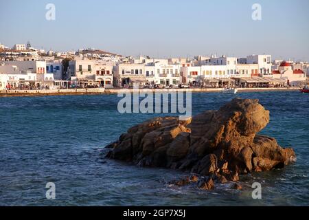 Bella isola greca Mykonos mare e tradizionali bulidings in Grecia. Mykonos si trova nella zona centrale del Mar Egeo. Foto Stock