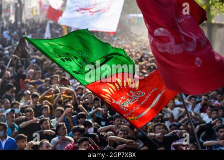 Srinagar, India. 29 settembre 2021. I musulmani sciiti agitare bandiere religiose durante una processione religiosa per marcare Arbaeen a Srinagar. Arbaeen è il quarantesimo giorno dopo Ashura, commemorando l'uccisione del settimo secolo del nipote del profeta Maometto Imam Hussain e dei suoi 72 compagni. (Foto di Idrees Abbas/SOPA Images/Sipa USA) Credit: Sipa USA/Alamy Live News Foto Stock