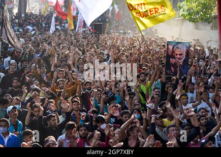 Srinagar, India. 29 settembre 2021. I musulmani sciiti ondano bandiere religiose e alzano le mani durante una processione religiosa per marcare Arbaeen a Srinagar. Arbaeen è il quarantesimo giorno dopo Ashura, commemorando l'uccisione del settimo secolo del nipote del profeta Maometto Imam Hussain e dei suoi 72 compagni. (Foto di Idrees Abbas/SOPA Images/Sipa USA) Credit: Sipa USA/Alamy Live News Foto Stock