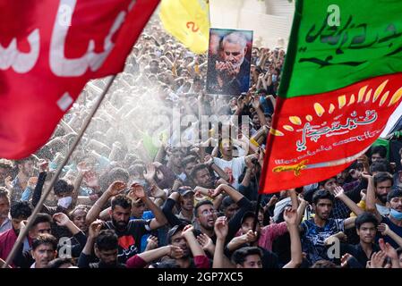 Srinagar, India. 29 settembre 2021. I musulmani sciiti prendono parte ad una processione religiosa per marcare Arbaeen a Srinagar. Arbaeen è il quarantesimo giorno dopo Ashura, commemorando l'uccisione del settimo secolo del nipote del profeta Maometto Imam Hussain e dei suoi 72 compagni. (Foto di Idrees Abbas/SOPA Images/Sipa USA) Credit: Sipa USA/Alamy Live News Foto Stock