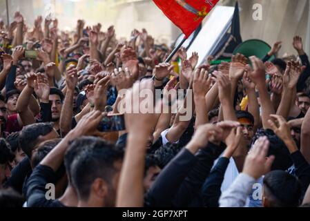 Srinagar, India. 29 settembre 2021. I musulmani sciiti alzano le mani mentre urlavano slogan religiosi durante una processione religiosa per marcare Arbaeen a Srinagar.Arbaeen è il quarantesimo giorno dopo Ashura, commemorando l'uccisione del settimo secolo del nipote del profeta Maometto Imam Hussain e dei suoi 72 compagni. (Foto di Idrees Abbas/SOPA Images/Sipa USA) Credit: Sipa USA/Alamy Live News Foto Stock