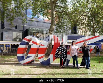 Londra, Grande Londra, Inghilterra, 21 2021 settembre: 007 segno di fronte all'Odeon Cinema Leicester Square in previsione del nuovo film di James Bond Foto Stock