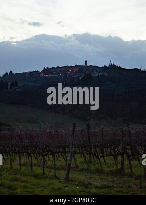 Il paesaggio toscano di Barberino Val D'Elsa con vigneto, alberi e palazzi antichi. Regione Toscana in Italia. Foto Stock