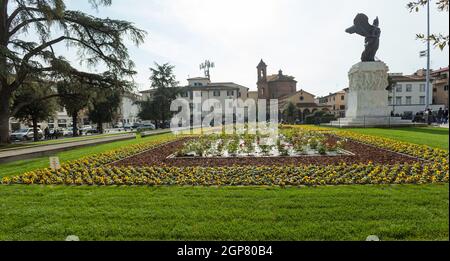 Empoli Italia - 04 novembre 2017: la statua in bronzo in della Piazza della Vittoria della dea vittoria in realizzato da Dario Manetti e Carlo Rivalta in 1 Foto Stock