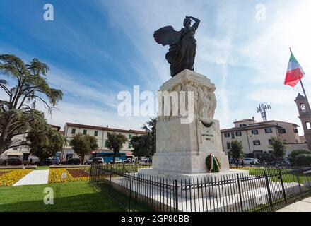 Empoli Italia - 04 novembre 2017: la statua in bronzo in della Piazza della Vittoria della dea vittoria in realizzato da Dario Manetti e Carlo Rivalta in 1 Foto Stock