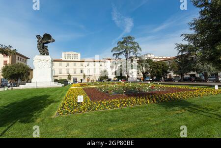 Empoli Italia - 04 novembre 2017: la statua in bronzo in della Piazza della Vittoria della dea vittoria in realizzato da Dario Manetti e Carlo Rivalta in 1 Foto Stock