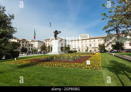 Empoli Italia - 04 novembre 2017: la statua in bronzo in della Piazza della Vittoria della dea vittoria in realizzato da Dario Manetti e Carlo Rivalta in 1 Foto Stock