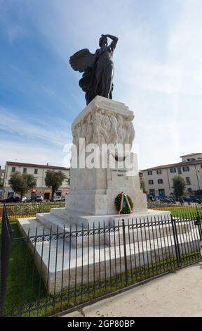 Empoli Italia - 04 novembre 2017: la statua in bronzo in della Piazza della Vittoria della dea vittoria in realizzato da Dario Manetti e Carlo Rivalta in 1 Foto Stock