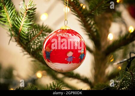 Empoli, Italia - 21 dicembre 2016: Unicef sfera su christams tree. Il mercato di ornamento UNICEF aiuta i bambini più vulnerabili del mondo. Ogni gif Foto Stock