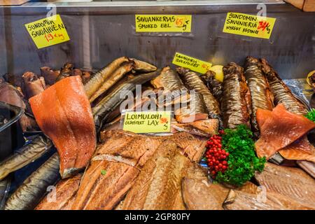 Frutti di mare freschi nel vecchio mercato di Vanha kauppahalli a Helsinki, Finlandia Foto Stock