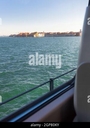 Veduta della laguna di Venezia dall'interno della carrozza del treno in viaggio sulle vie d'acqua. Foto Stock