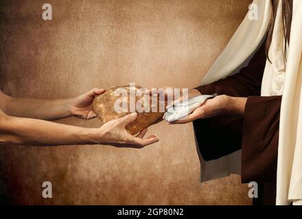 Gesù dona il pane e il pesce su sfondo beige Foto Stock